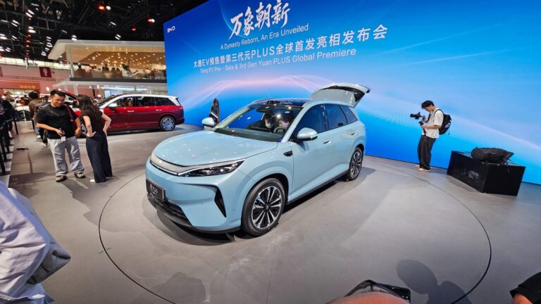 BYD em Pequim: novo Yuan Plus e Dolphin híbrido confirmados para o Brasil