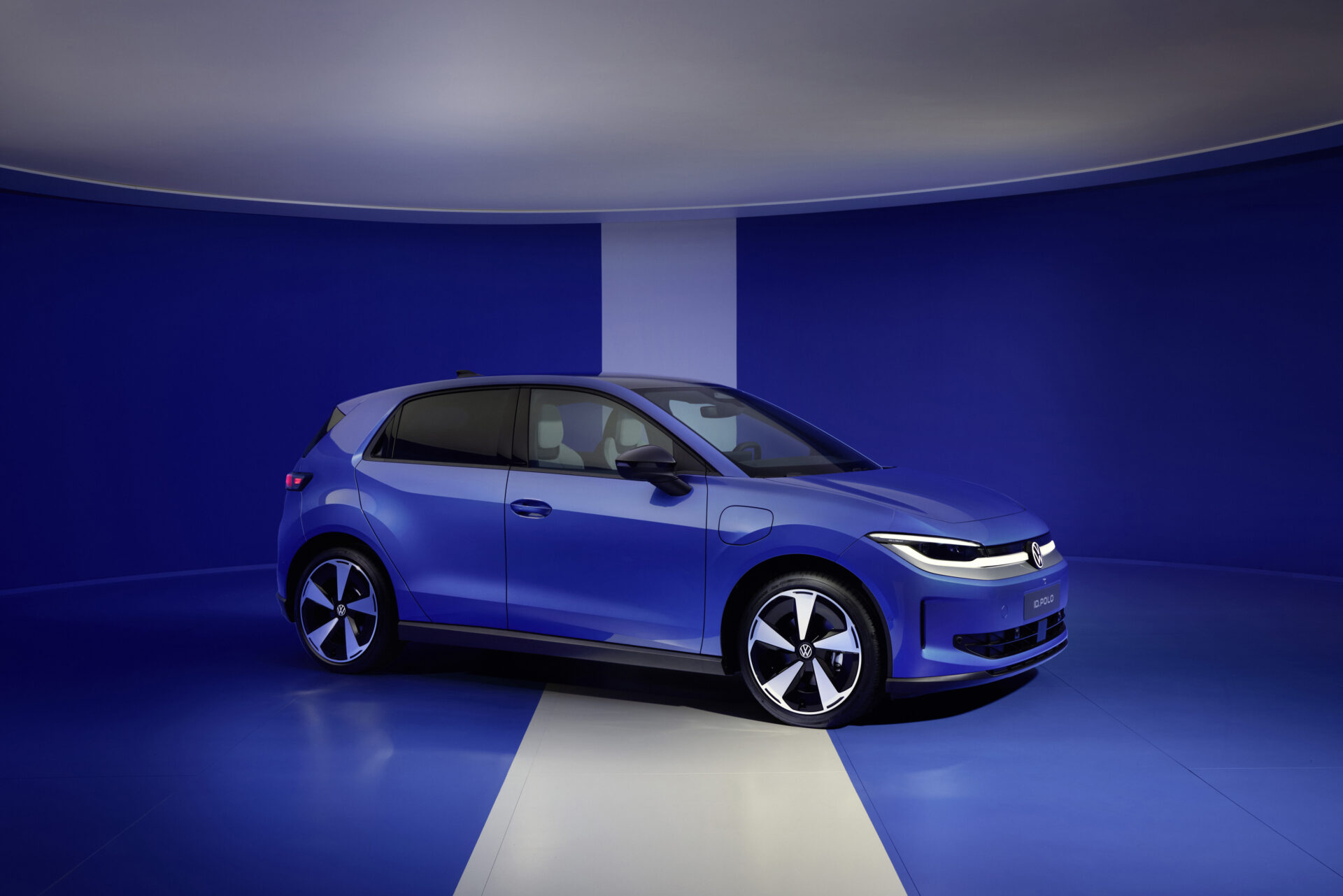 Carro elétrico Volkswagen ID.3 azul em um fundo azul.