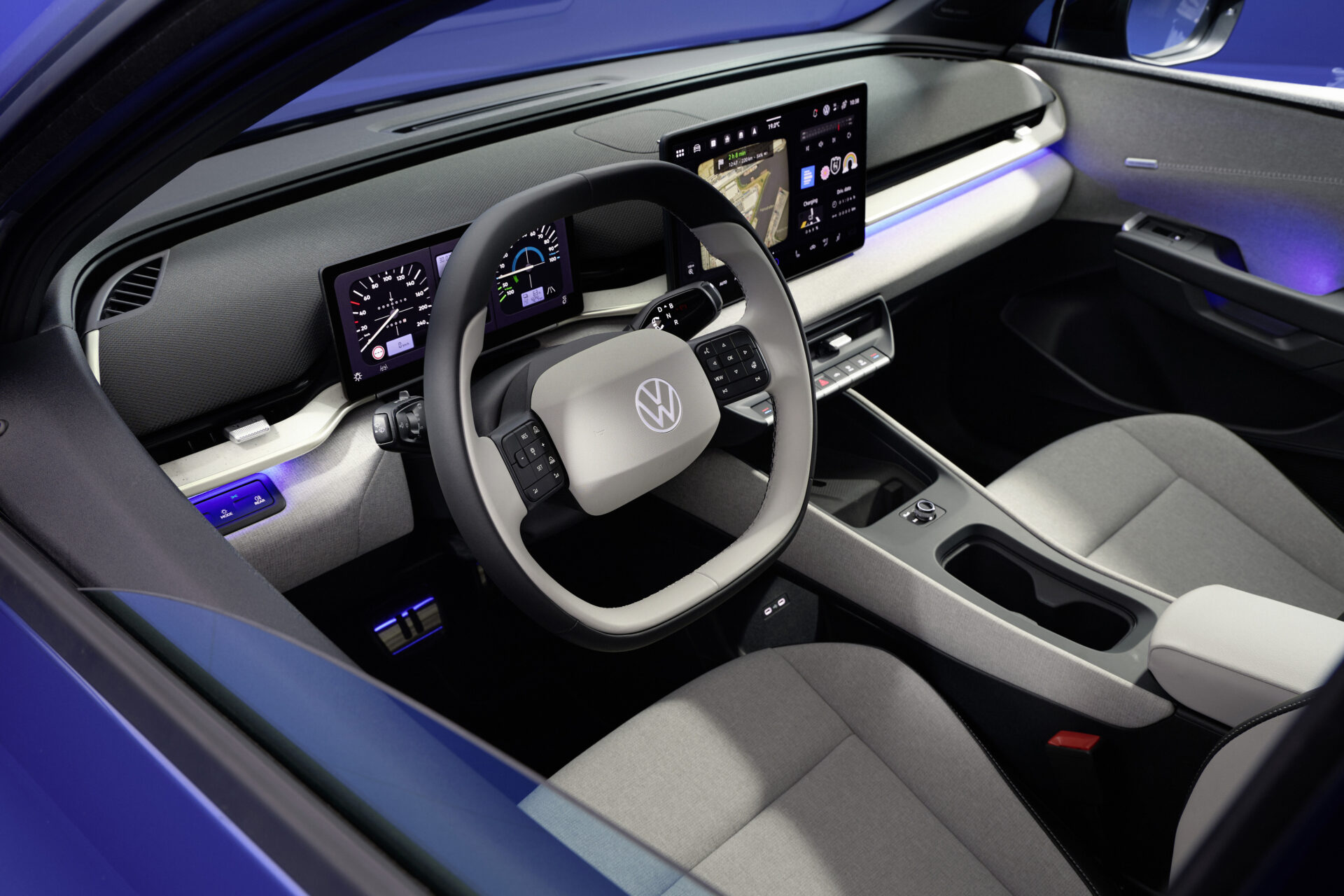 Interior de um carro Volkswagen, com volante e painéis de controle modernos, telas digitais e um design elegante.