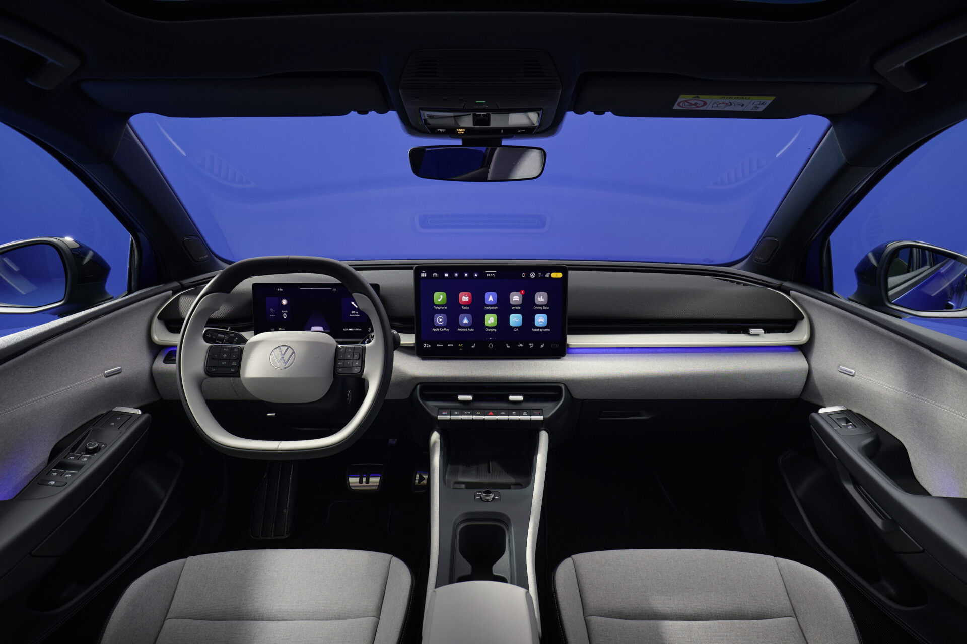 Painel interno de um carro Volkswagen com volante e tela central touchscreen.