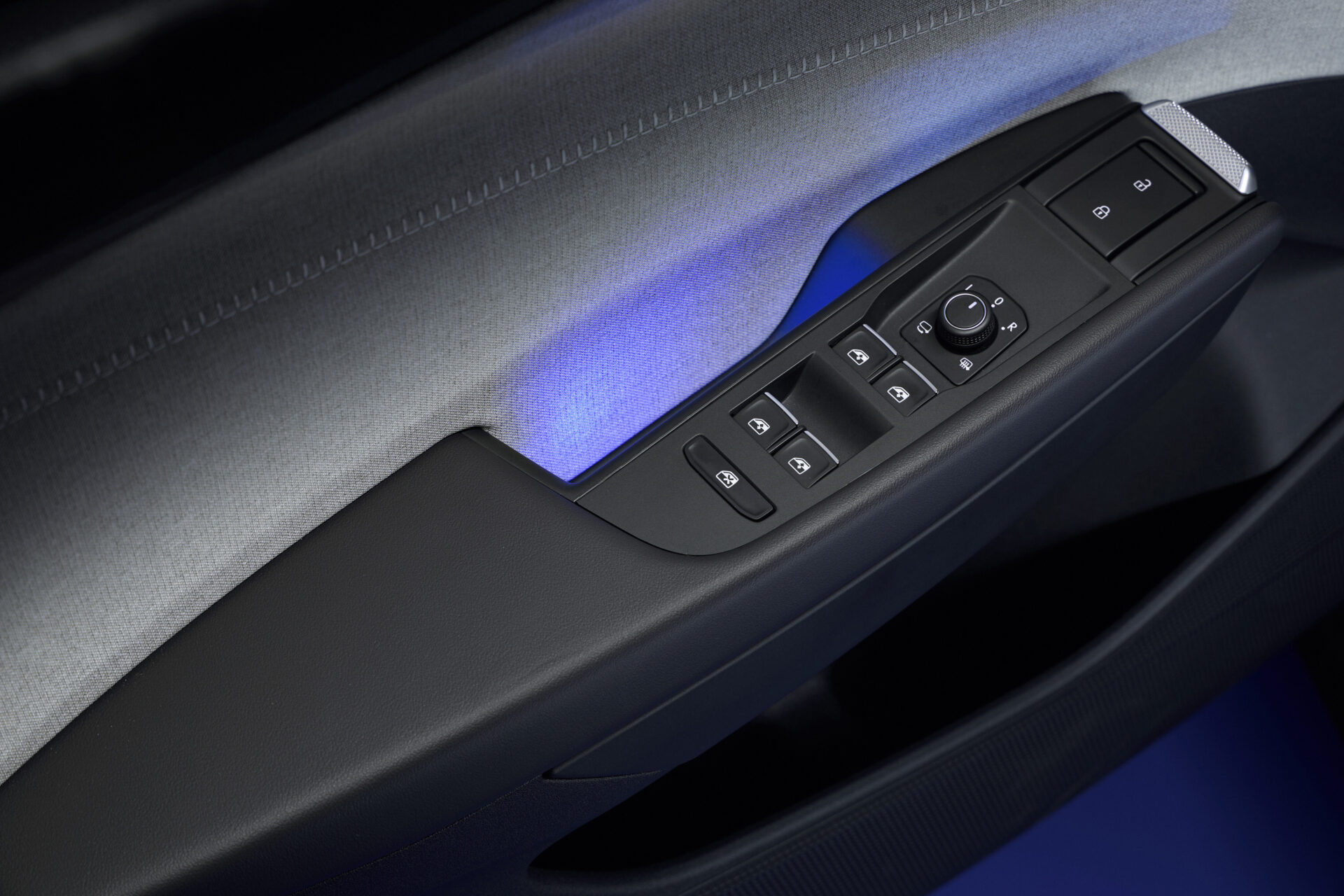 Detalhe do painel de controle da porta do carro, mostrando botões de ajuste e iluminação azul.