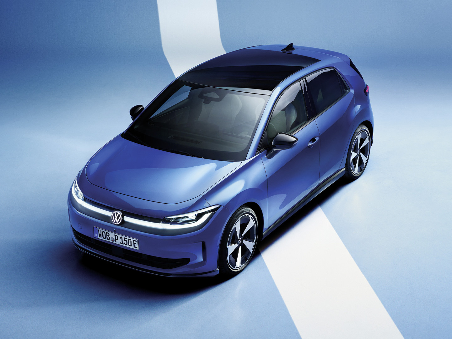 Carro Volkswagen elétrico azul em fundo azul com faixas brancas.
