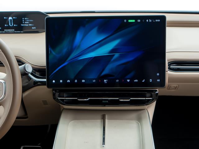 Painel de controle digital com tela grande em um carro moderno, mostrando gráficos em tons de azul.