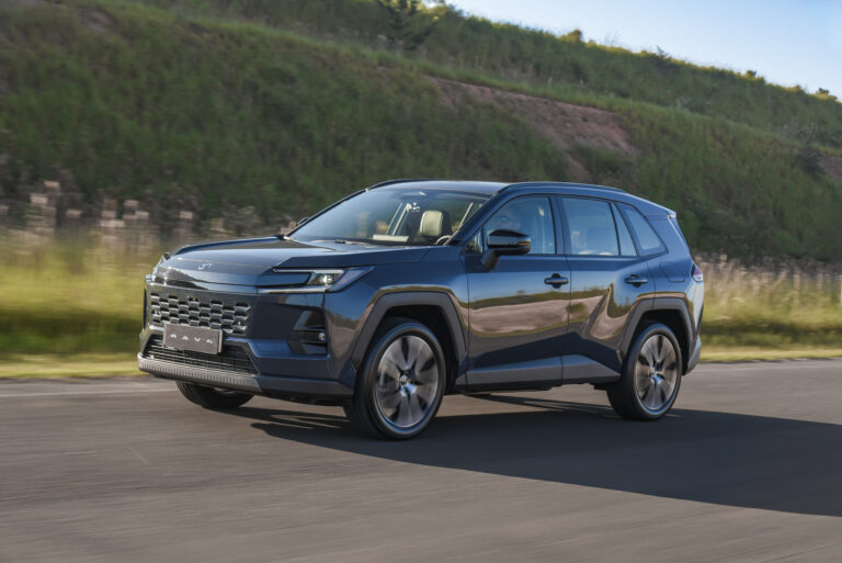 Novo Toyota RAV4 chega ao Brasil com visual futurista e faz 15 km/l