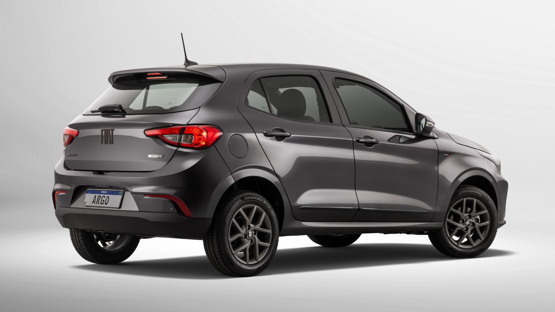 Fiat Argo visto de traseira em fundo claro, destacando o design moderno e as rodas pretas.