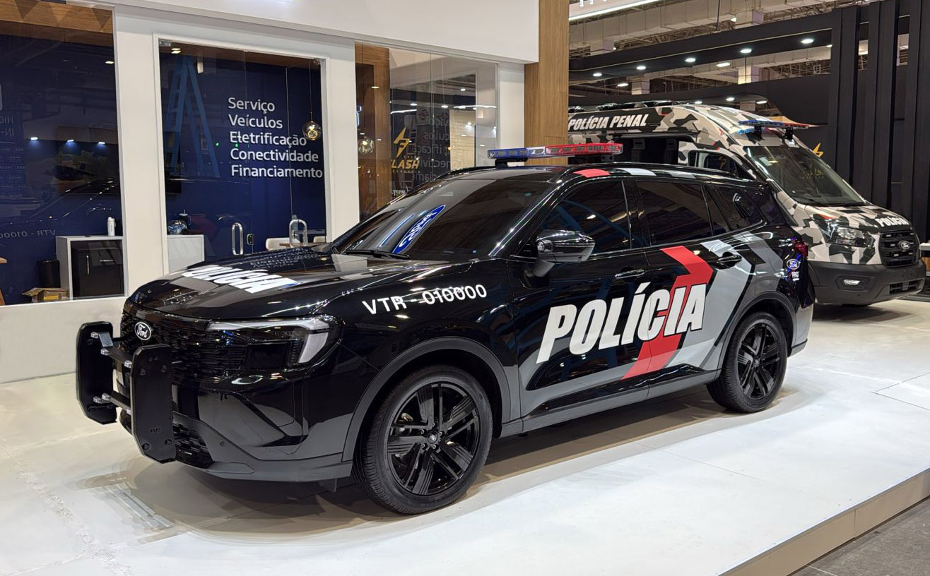 Veículo policial preto com detalhes em vermelho, exibido em uma feira, com foco na funcionalidade e design moderno.