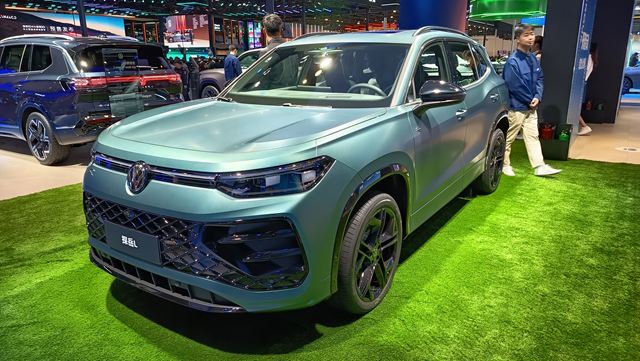 SUV moderno da Volkswagen exibido em um evento automotivo, com pintura verde e detalhes em preto, estacionado sobre grama sintética.