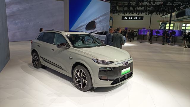 SUV Audi em exposição em um evento automotivo, com design moderno e elegante.
