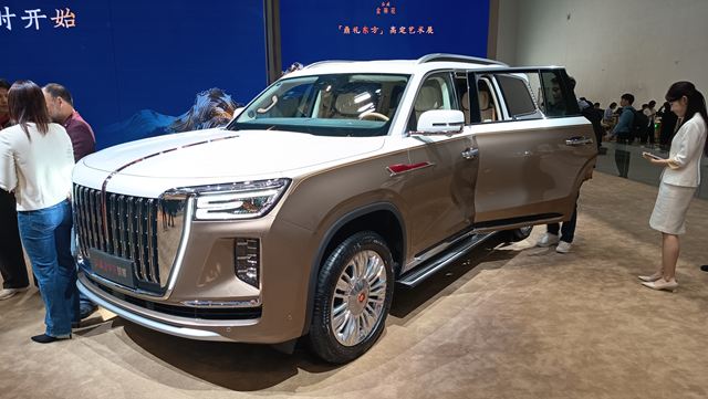 SUV luxuoso exposto em evento automotivo, com detalhes sofisticados e design elegante.