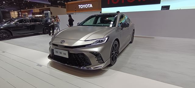Carro Toyota com design moderno e elegante em exibição em um salão do automóvel.
