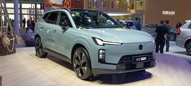 SUV Volvo XC20 exposto em um evento, com design moderno e pintura clara.