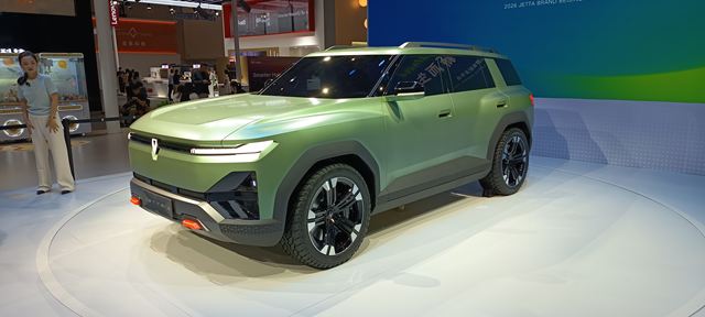 SUV conceito da Renault em exibição, com pintura verde e detalhes em preto, apresentado em um evento automobilístico.