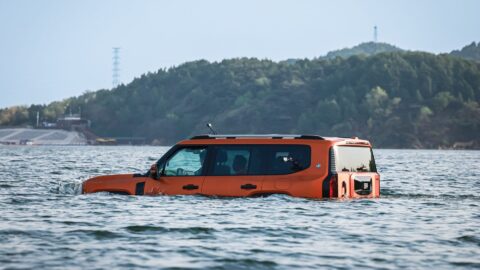 Jetour desafia G700 e coloca SUV para travessia submersa na China