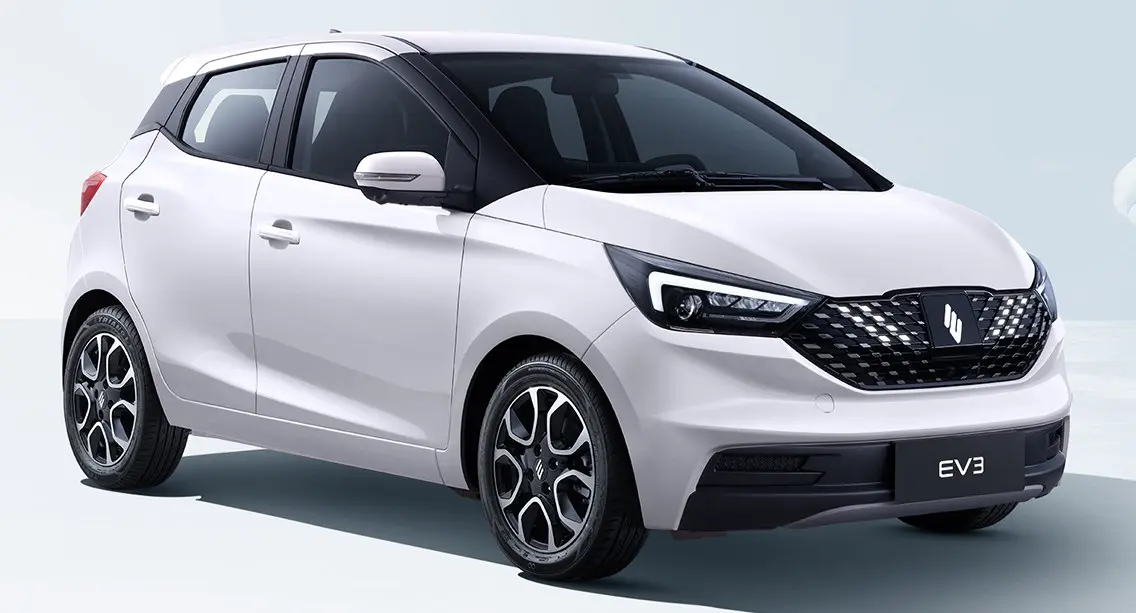 Carro compacto elétrico da marca EV3, com design moderno e linhas arrojadas, na cor branca.