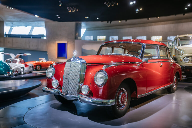 Mercedes-Benz 300 “Adenauer” completa 75 anos e vai para museu da marca