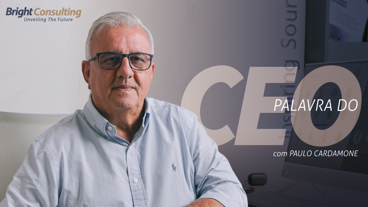 Retrato de Paulo Cardamone, CEO da Bright Consulting, posando em um ambiente profissional com uma expressão séria. Ao fundo, uma tela de computador com gráficos e o logotipo da empresa.