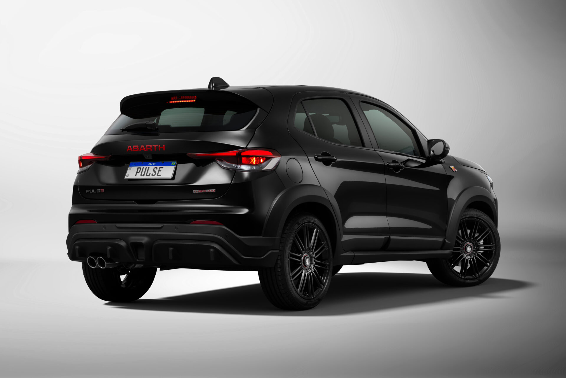SUV Abarth Pulse preto visto de trás, destacando o logotipo Abarth em vermelho e a placa do veículo.