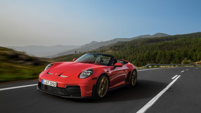 Porsche une motor aspirado do GT3 e câmbio manual em novo 911 conversível