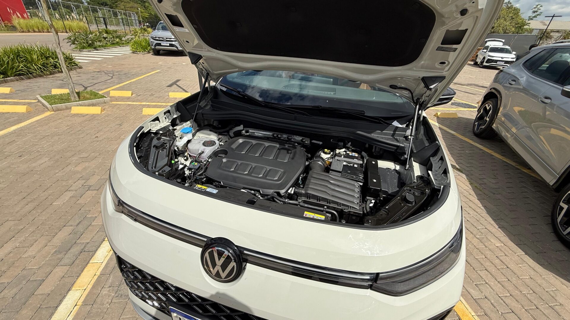 Motor de um carro Volkswagen com capô aberto, mostrando componentes e detalhes do motor.