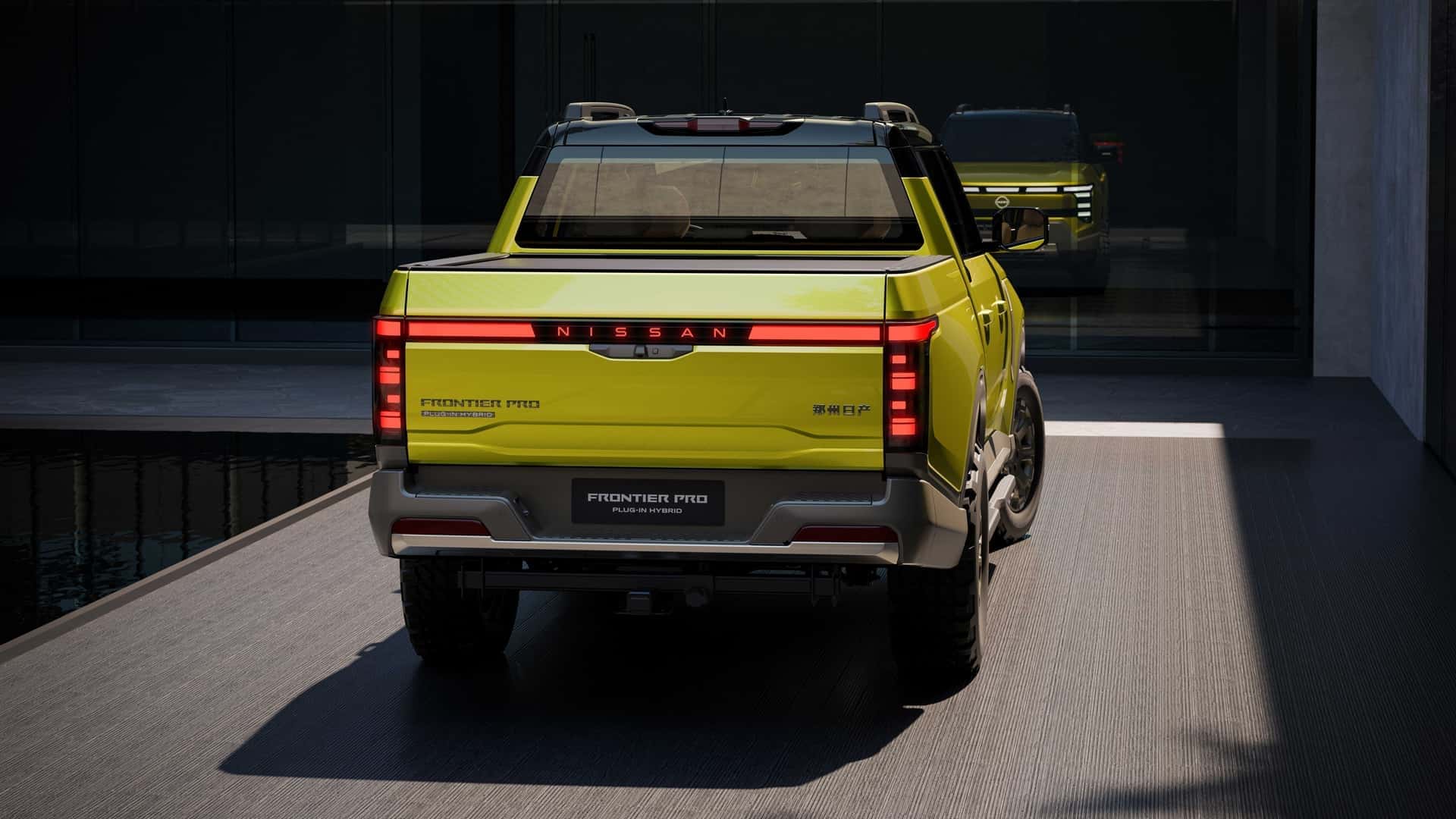 Foto traseira de uma caminhonete Nissan Frontier Pro, destacando a cor verde vibrante e os detalhes em vermelho das lanternas. A imagem é vista em um ambiente moderno e elegante.