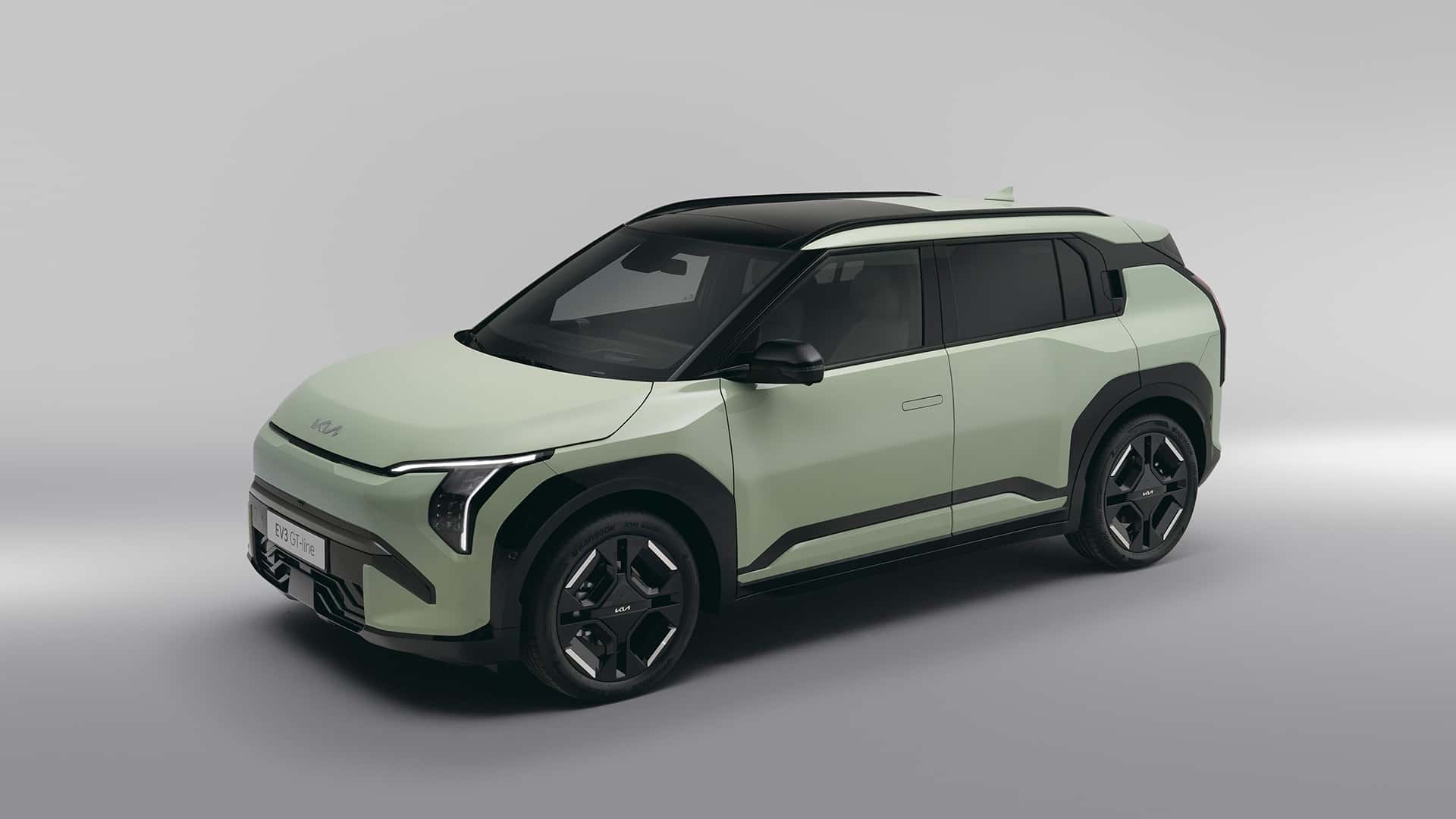 Um carro SUV moderno na cor verde menta com teto preto e rodas de liga leve.