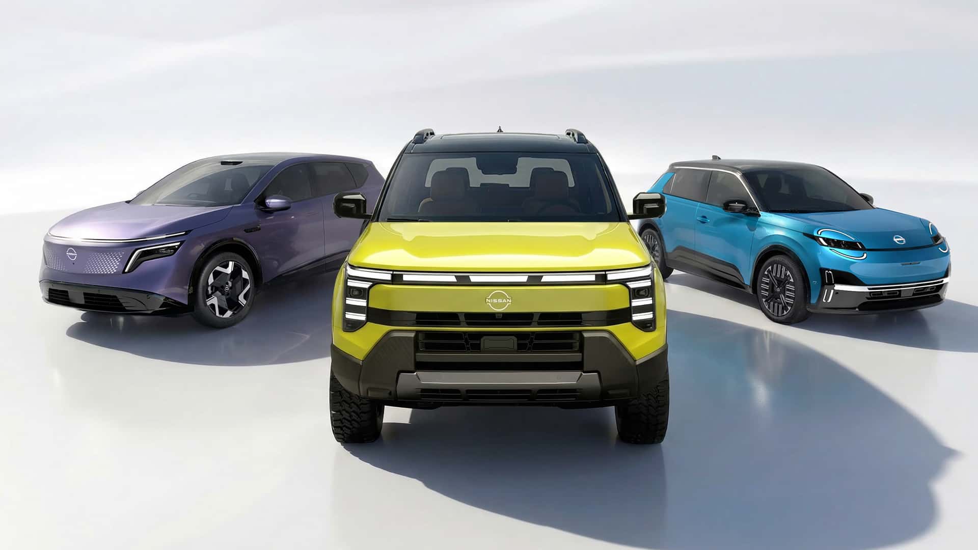 Três carros elétricos da Nissan em destaque, sendo um SUV amarelo na frente, um modelo roxo à esquerda e um carro azul à direita.