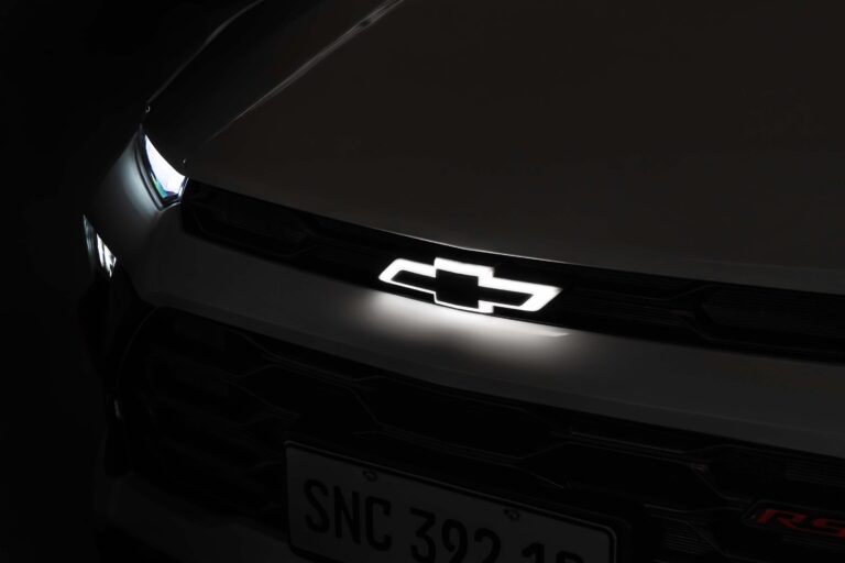 Chevrolet Sonic 2027 estreia novo logotipo da marca e chega em maio
