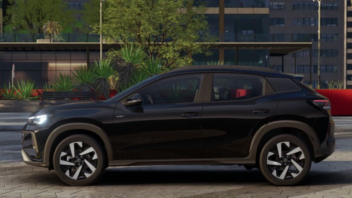 Um veículo SUV preto visto de perfil em um ambiente urbano com vegetação ao fundo.