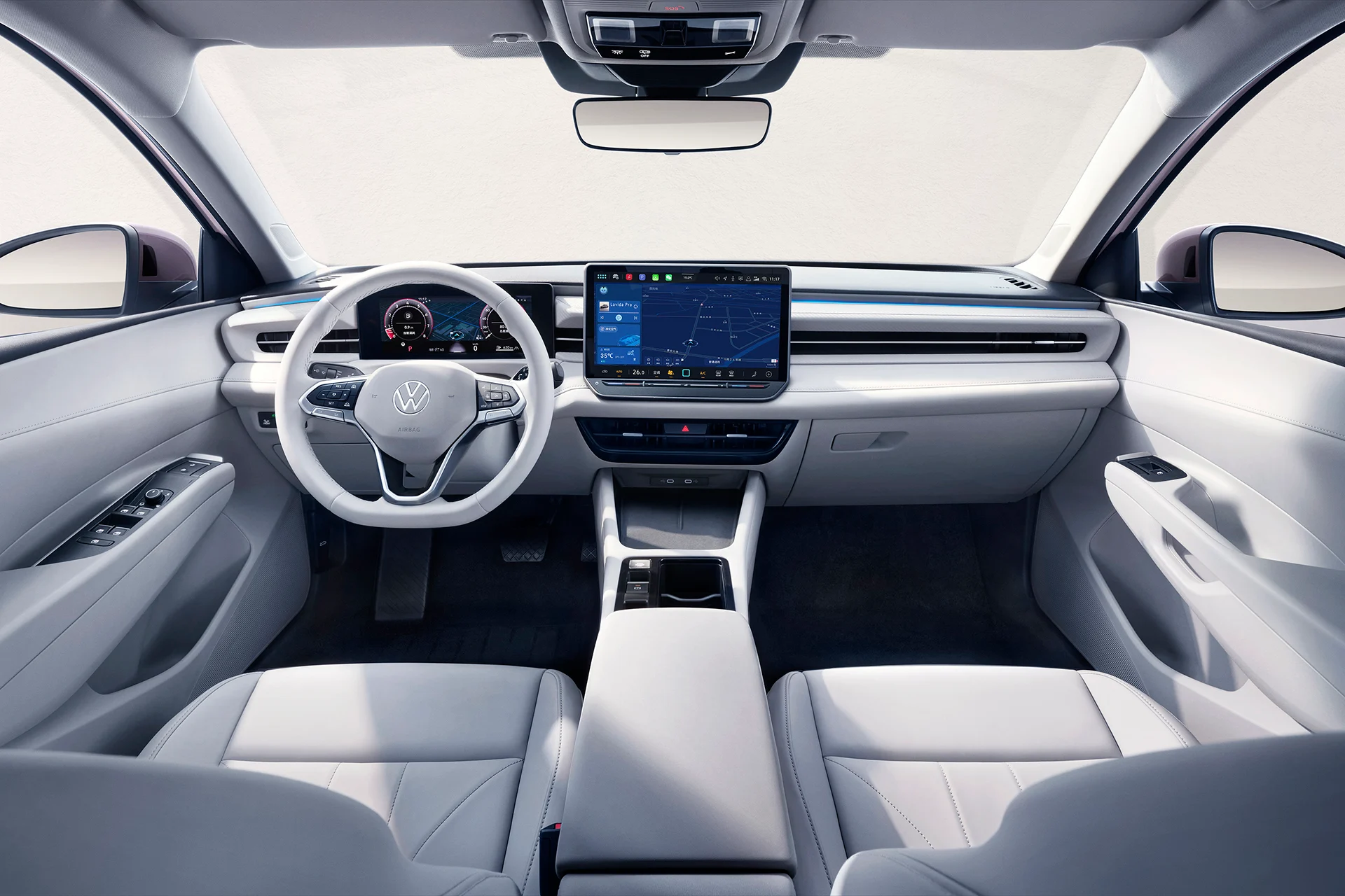 Interior moderno de um carro da Volkswagen, com volante branco, painel digital e console central com tela touchscreen de navegação e controles.