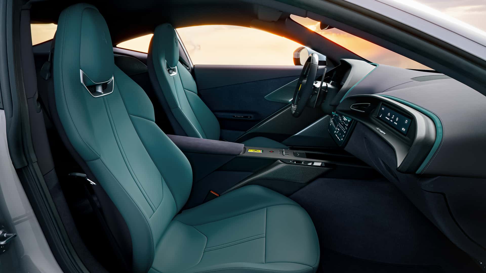 Interior de um carro esportivo, com bancos de couro verde e um painel moderno e sofisticado.