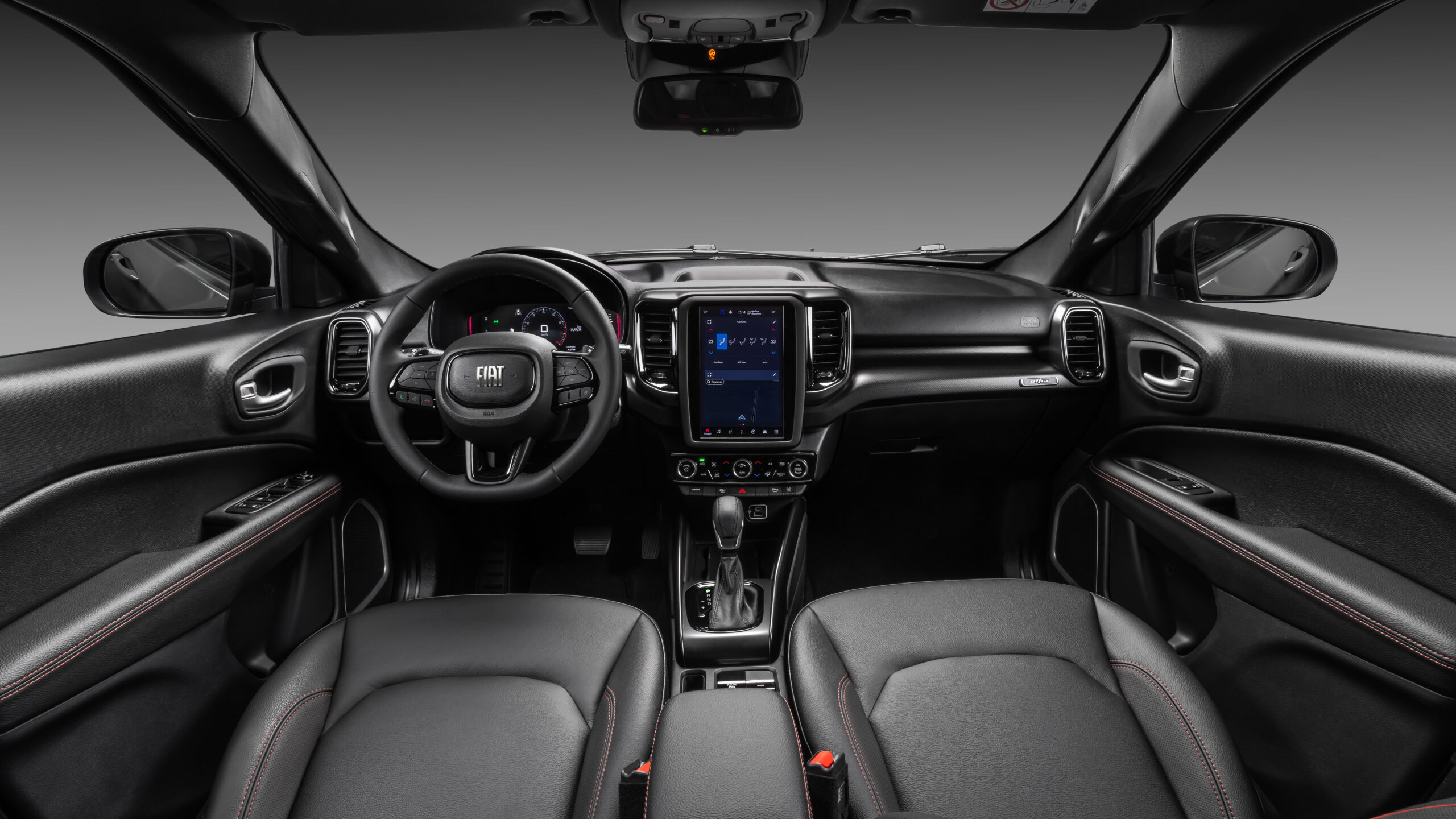 Interior de um carro Fiat com volante, painel touchscreen e bancos de couro pretos.