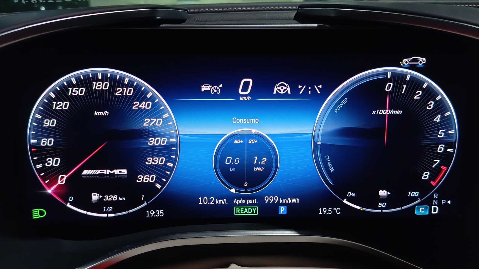 Painel de instrumentos de um carro, mostrando velocímetro, conta-giros e informações de consumo de combustível.