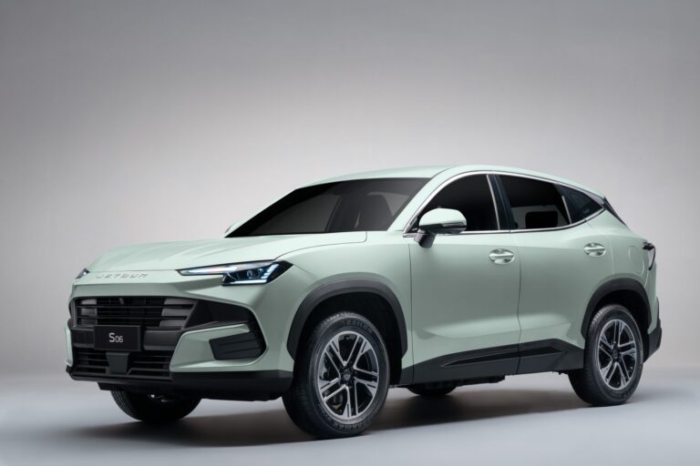 Jetour reduz preço do SUV híbrido S06 em R$ 15 mil e dá carregador grátis