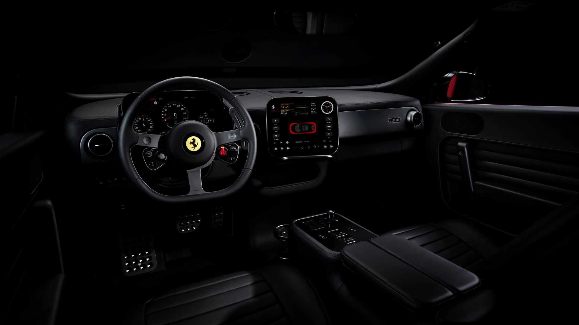 Interior de um carro da Ferrari com volante esportivo, painel digital e centro de controle moderno, iluminado suavemente em um ambiente escuro.