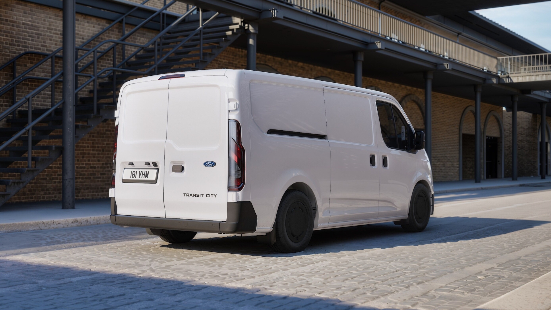 Furgão branco Ford Transit City estacionado em uma rua pavimentada, com escadas ao fundo.