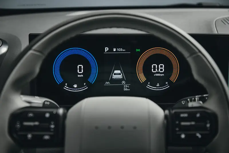 Painel de instrumentos de carro mostrando velocidade, distância percorrida, medidor de combustível e informações do motor.
