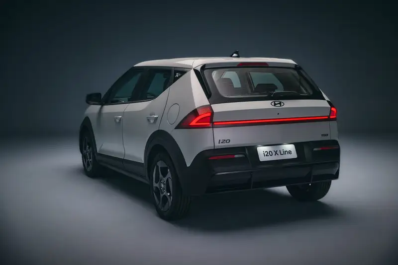 Imagem de um carro Hyundai i20 X Line visto de trás, destacando seu design moderno e detalhamento dos faróis traseiros.