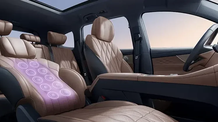 Interior de um carro luxuoso com assentos de couro bege, mostrando um banco com recurso de massagem e uma iluminação suave na área do assento.