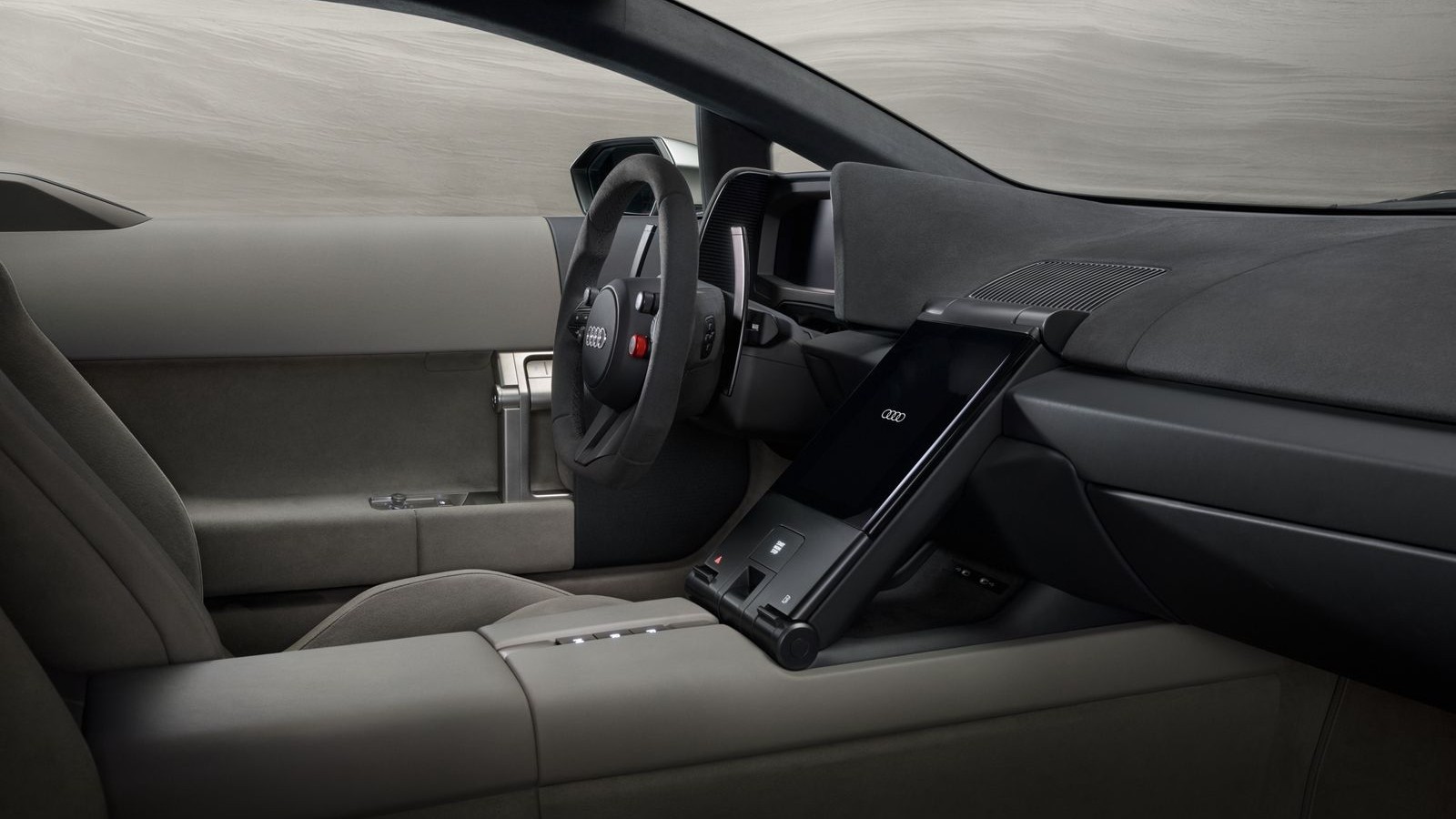 Interior de um carro moderno, com volante, painel de controle e acabamentos em tons neutros.