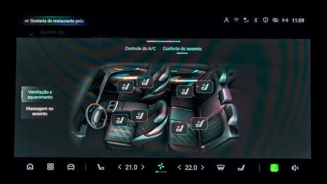 Interface de controle de climatização e conforto do assento em um carro, exibindo opções para ventilação, aquecimento e massagem nos assentos.