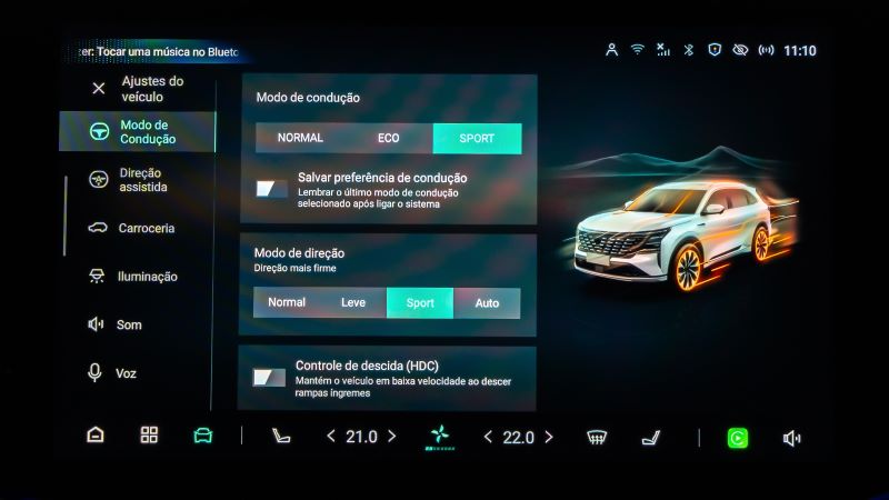 Tela de um sistema de entretenimento veicular mostrando as configurações do modo de condução, com opções Normal, Eco e Sport, além de ajustes de direção e controle de descida.