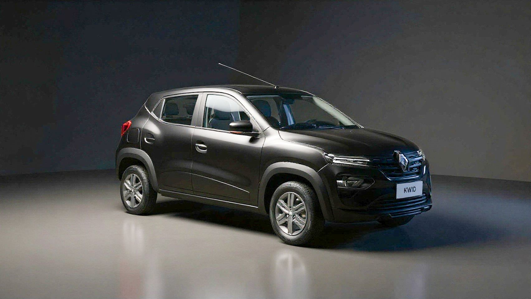Veículo Renault Kwid preto posicionado em um fundo neutro com iluminação suave.