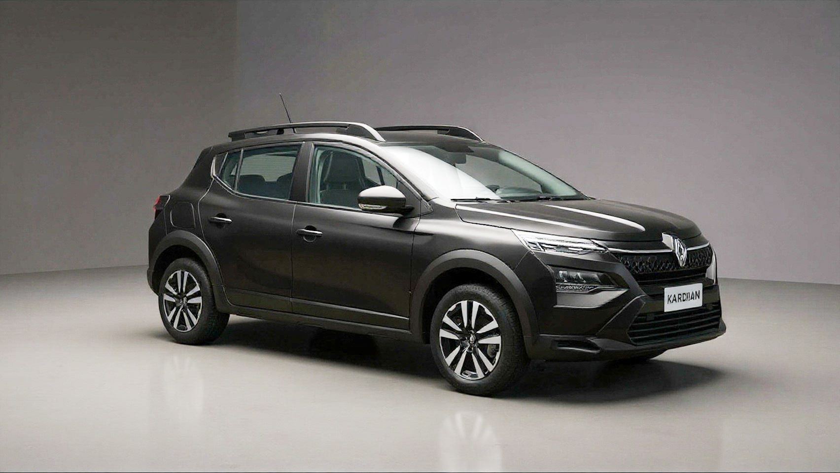 Carro Renault Kwid na cor preta, em um ambiente de estúdio com fundo neutro.