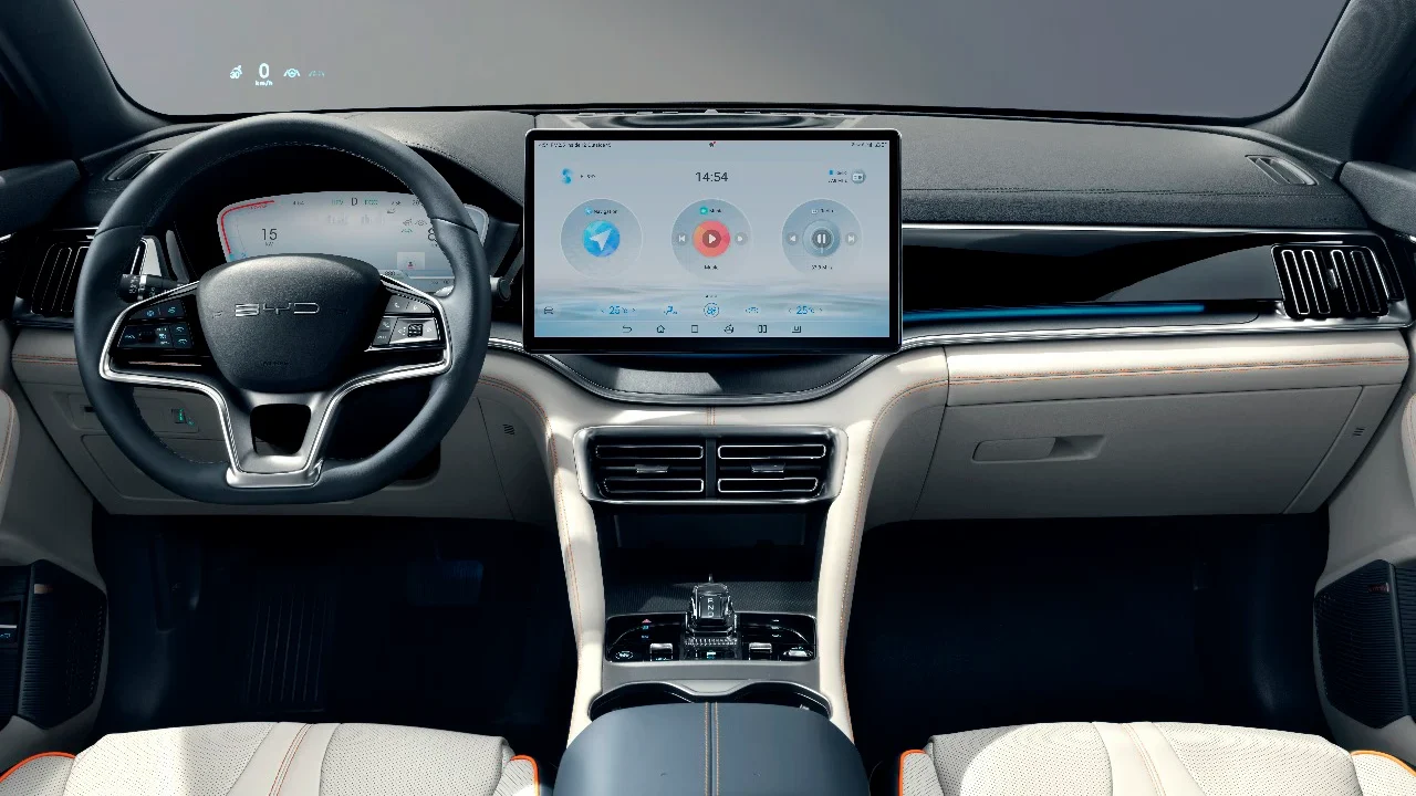 Interior moderno de carro, com volante e painel de controle digital.