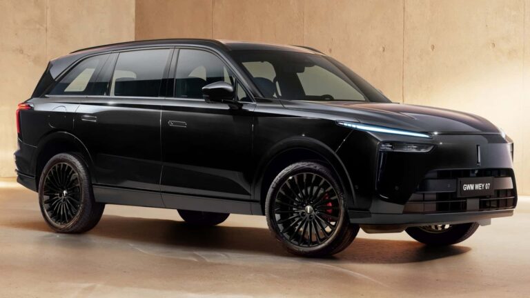 GWM lança SUV de luxo com 517 cv, visual sombrio e preço de R$ 432 mil
