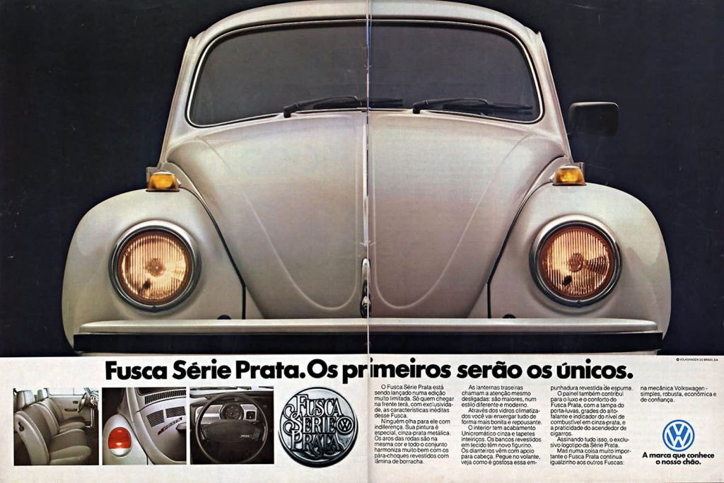 A vintage advertisement featuring a frontal view of a silver Volkswagen Beetle (Fusca Série Prata) on a black background, alongside images of its interior and design elements.
