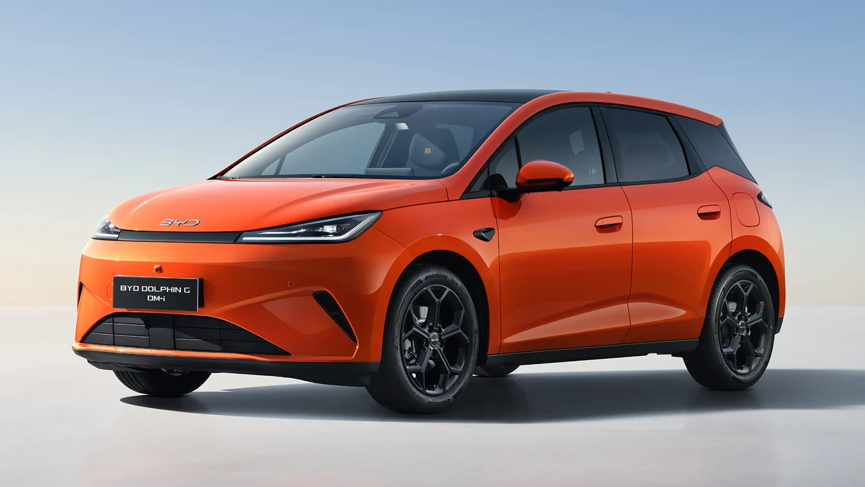 Um carro elétrico compacto da marca BYD, modelo Dolphin G, na cor laranja, exibido em um fundo claro.