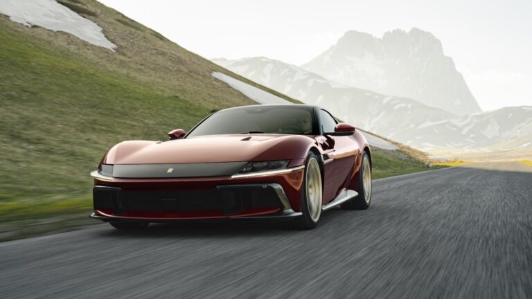 Ferrari 12Cilindri ressuscita o câmbio manual do jeito mais moderno possível