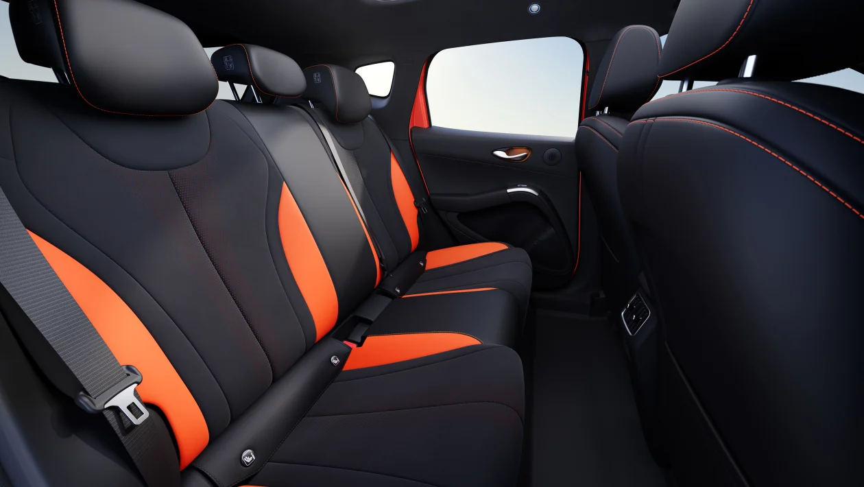Interior traseiro de um carro com bancos em couro preto e laranja.