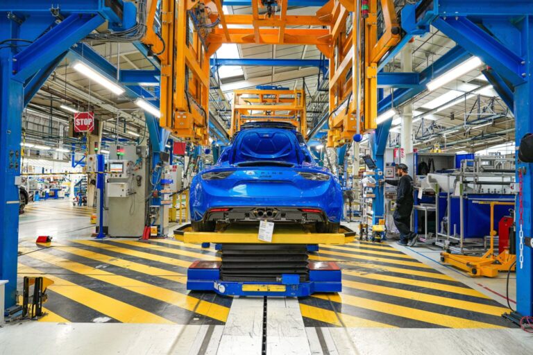 Alpine encerra produção do A110 a combustão e prepara esportivo elétrico para 2027